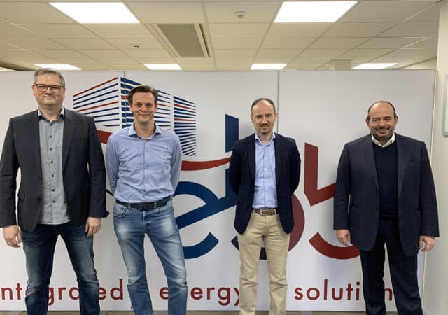 Peter Hermans, Bert Denivel en voormalig mede-eigenaar van EBB Bart Geebelen, samen met Joris Vrancken van P&V Panels (rechts) kopiëren