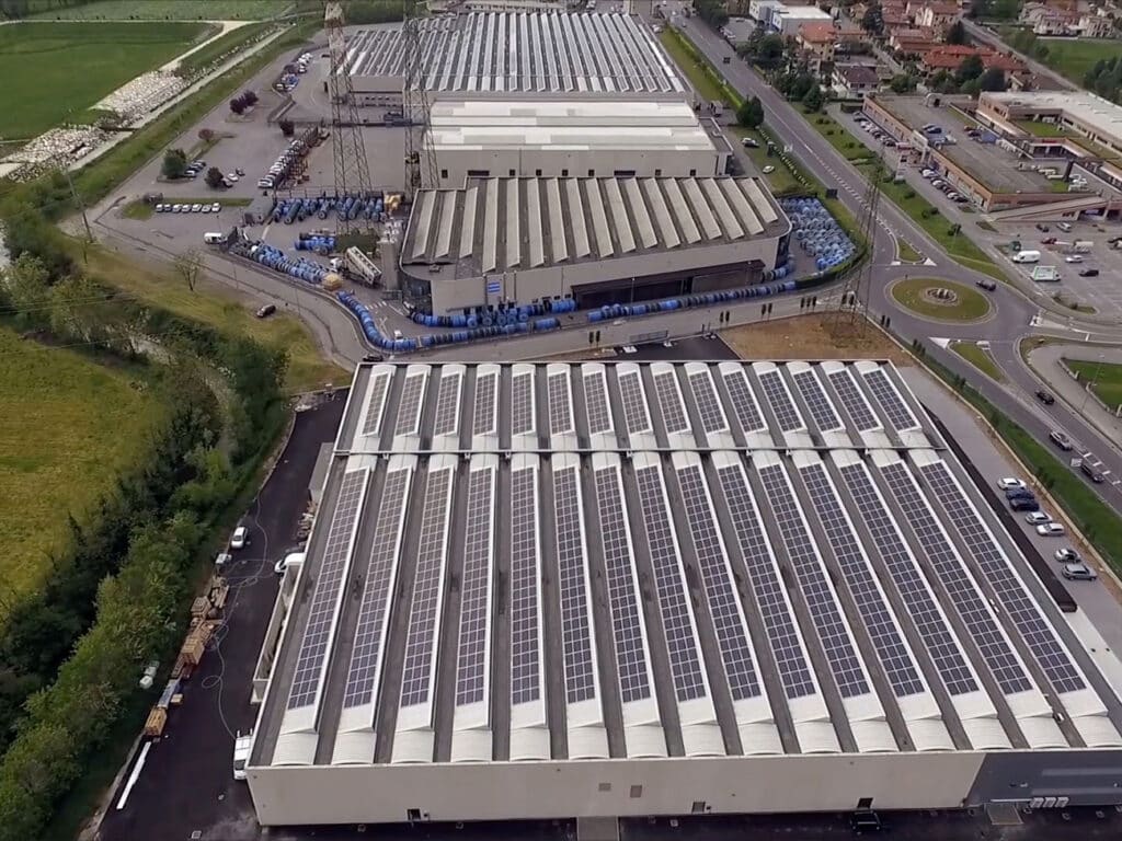 Fabriek-+-zonnepanelen