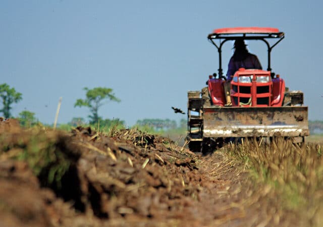 tractor-field-farm-transport-vehicle-crop-847574-pxhere