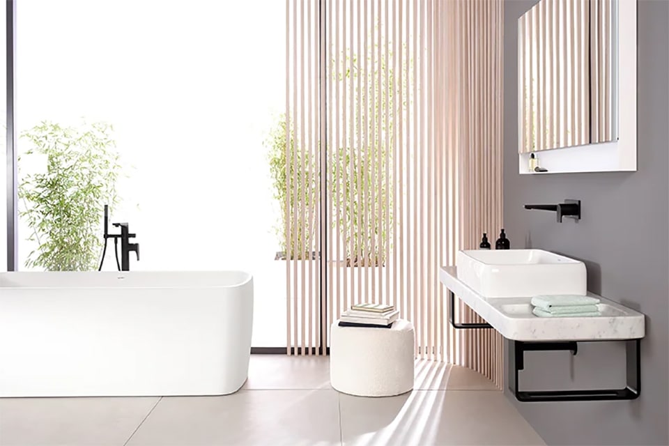 Studio F. A. Porsche heeft een badkamerserie ontworpen met heldere, minimalistische objecten die tegelijkertijd natuurlijkheid uitstralen