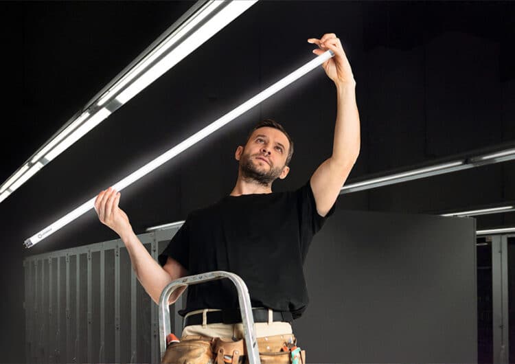 asset-13098491_electrician_installs_ldv_led_tube_in_a_luminaire-(1)