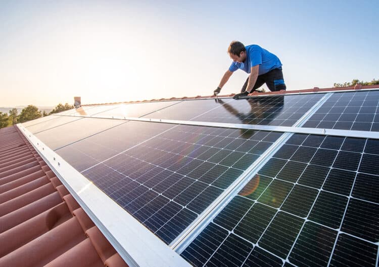 asset-13171421_professional_worker_installing_solar_panels_on_the_roof_of_a_house